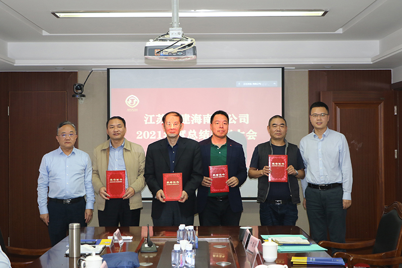 1642075742244121.jpg 2021年度先进个人领奖.JPG